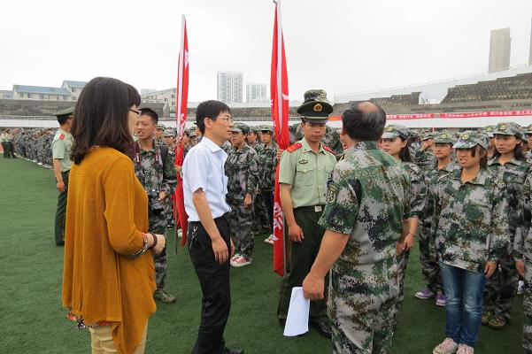 乐鱼leyu(中国)领导亲切慰问军训教官及2013级军训学生